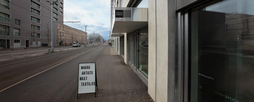 Das ZigZagZurich-Schild über dem Showroom-Eingang an der Hardturmstrasse