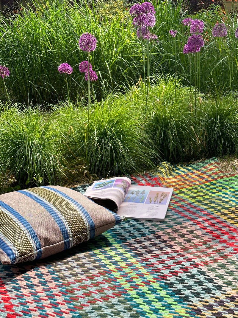 Elevate Your Picnics with Colorful Home Textiles!